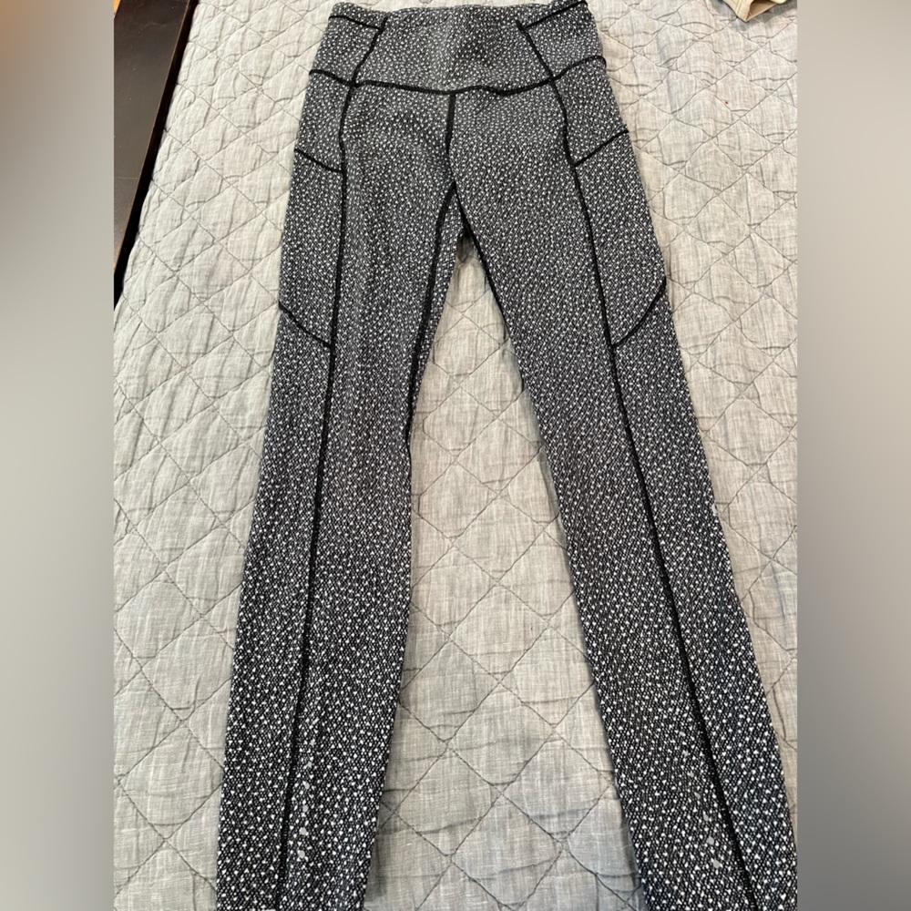 Lululemon size 4 black & white leggings